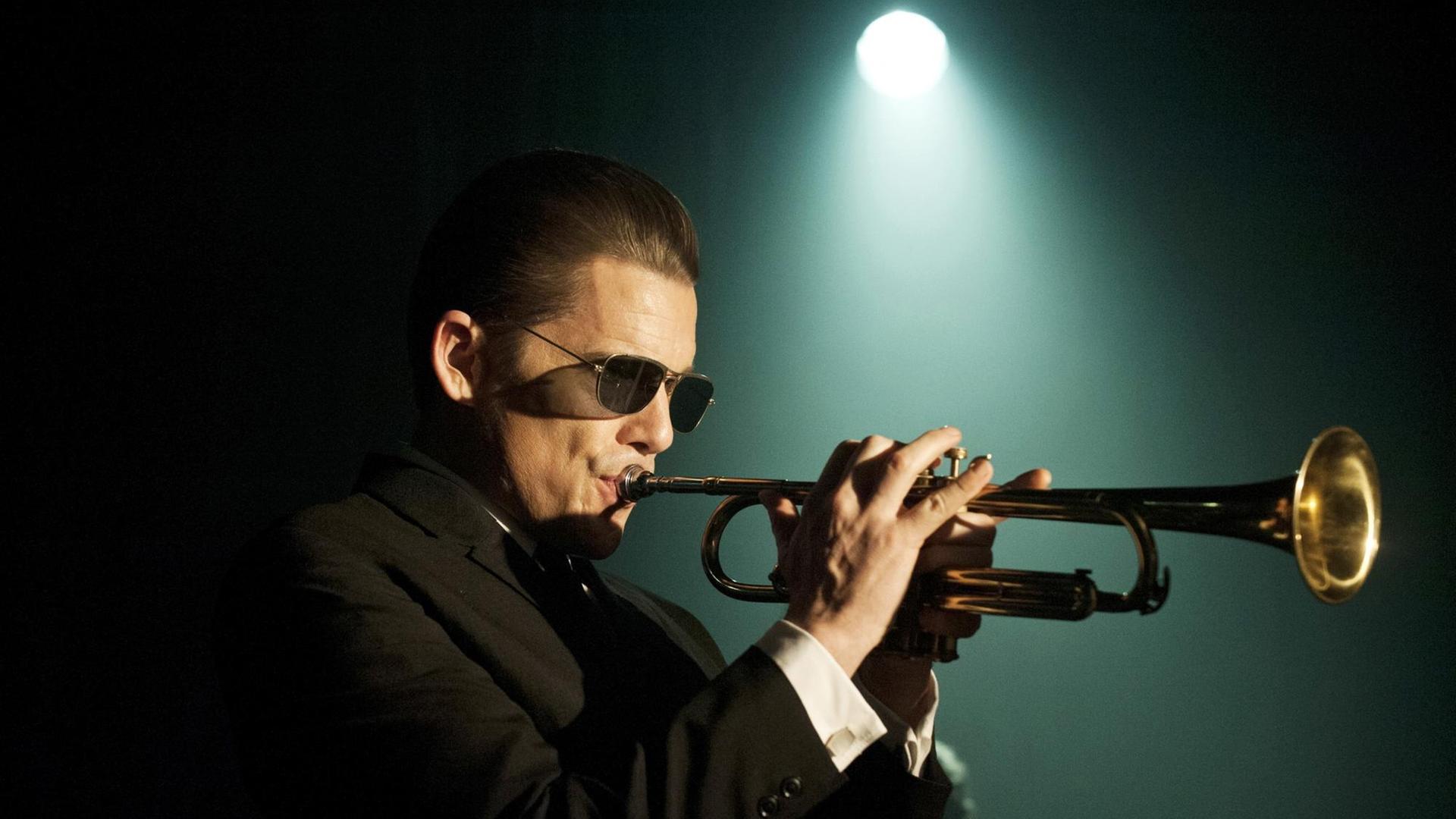 Ethan Hawke als Jazztrompeter Chet Baker, mit Sonnenbrille und schwarzem Anzug im spärlichen Licht eines einzelnen Scheinwerfers (Bild: Alamode Film / Born to be Blue) Ethan Hawke als Jazztrompeter Chet Baker, mit Sonnenbrille und schwarzem Anzug im spärlichen Licht eines einzelnen Scheinwerfers (Bild: Alamode Film / Born to be Blue)