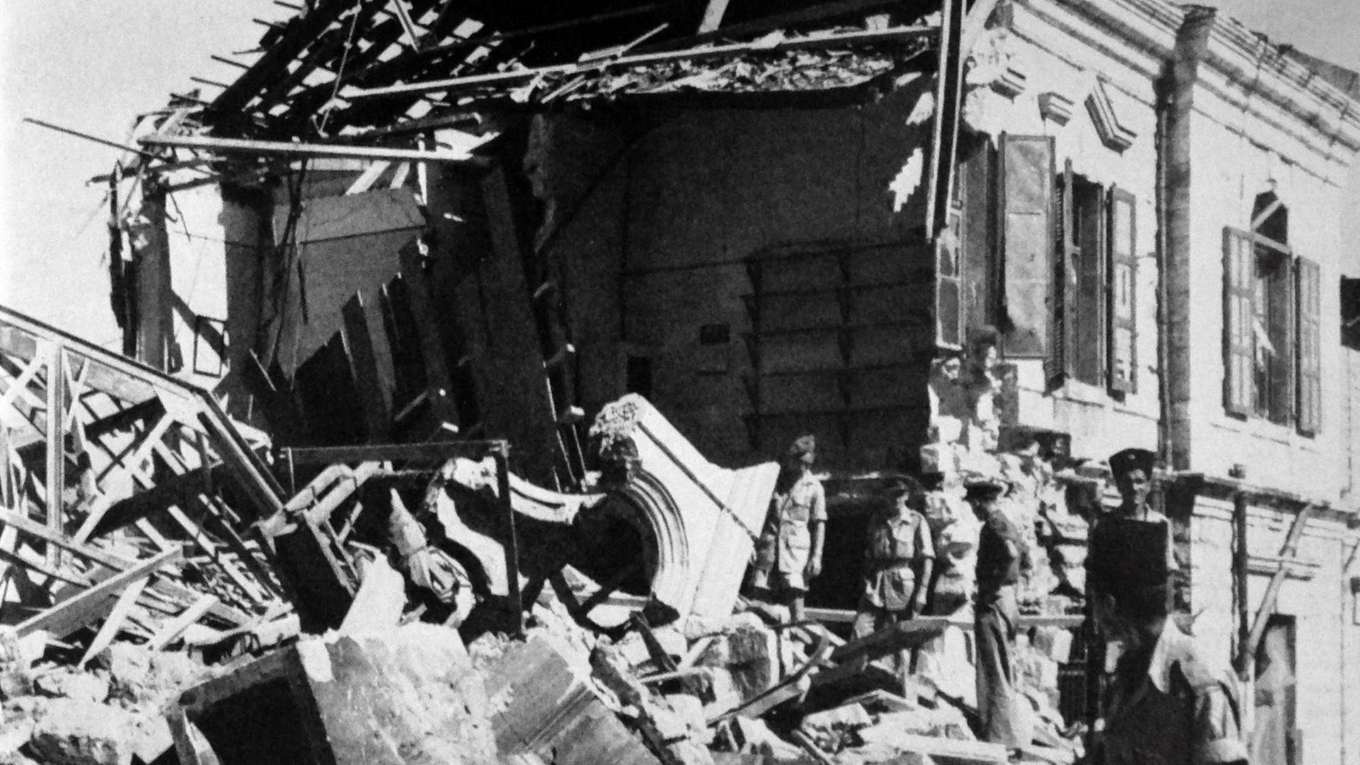 Ein Teil des King David Hotels in Jerusalem liegt nach dem Bombenanschlag vom 22. Juli 1946 in Trümmern Ein Teil des King David Hotels in Jerusalem liegt nach dem Bombenanschlag vom 22. Juli 1946 in Trümmern