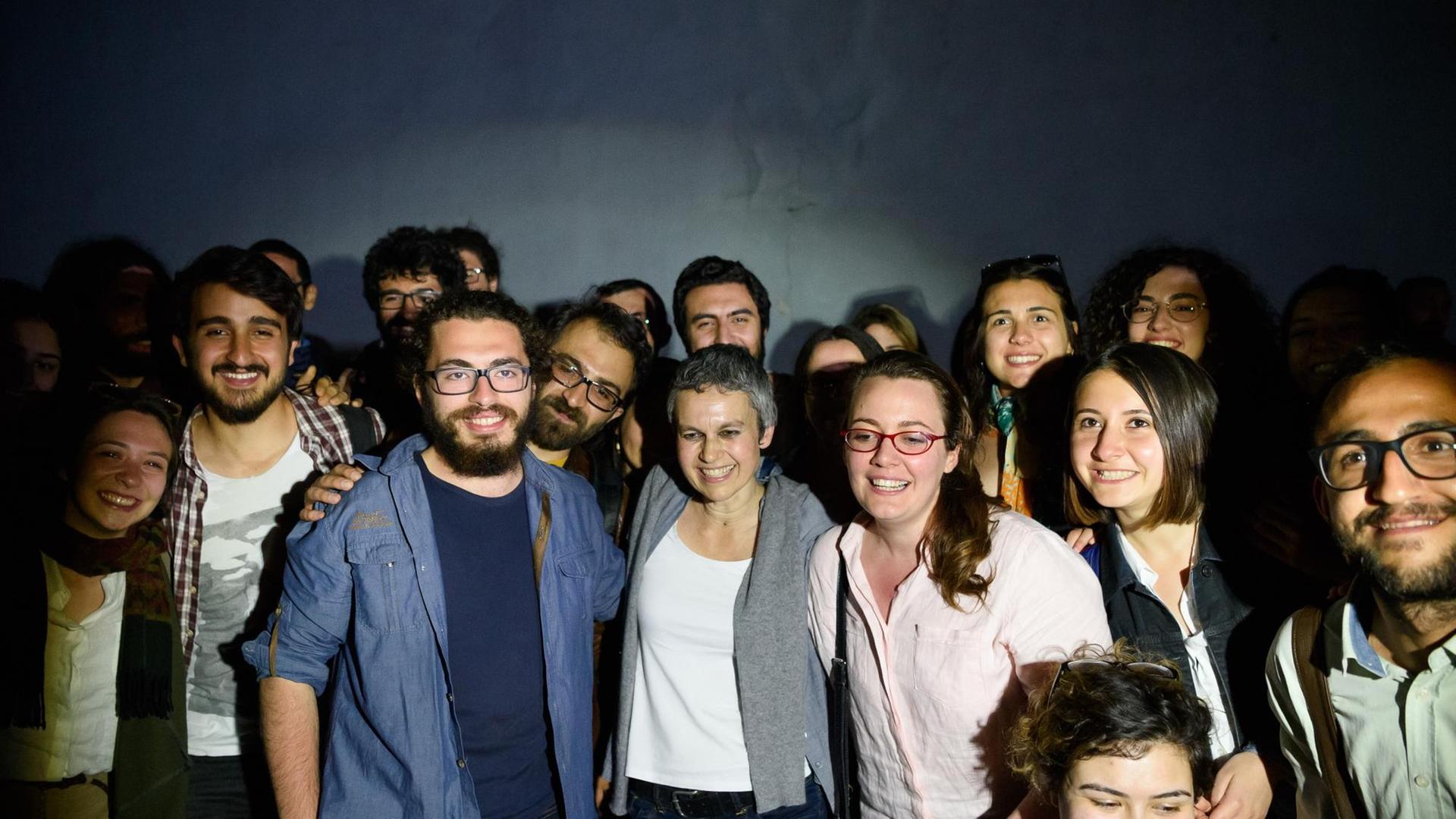 Türkische Akademiker nach dem ersten Prozesstag gegen sie am 22. April 2016 in Istanbul. Sie unterzeichneten die Petition "Akademiker für den Frieden" - und mussten sich dafür vor Gericht verantworten.