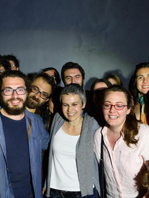 Türkische Akademiker nach dem ersten Prozesstag gegen sie am 22. April 2016 in Istanbul. Sie unterzeichneten die Petition "Akademiker für den Frieden" - und mussten sich dafür vor Gericht verantworten.