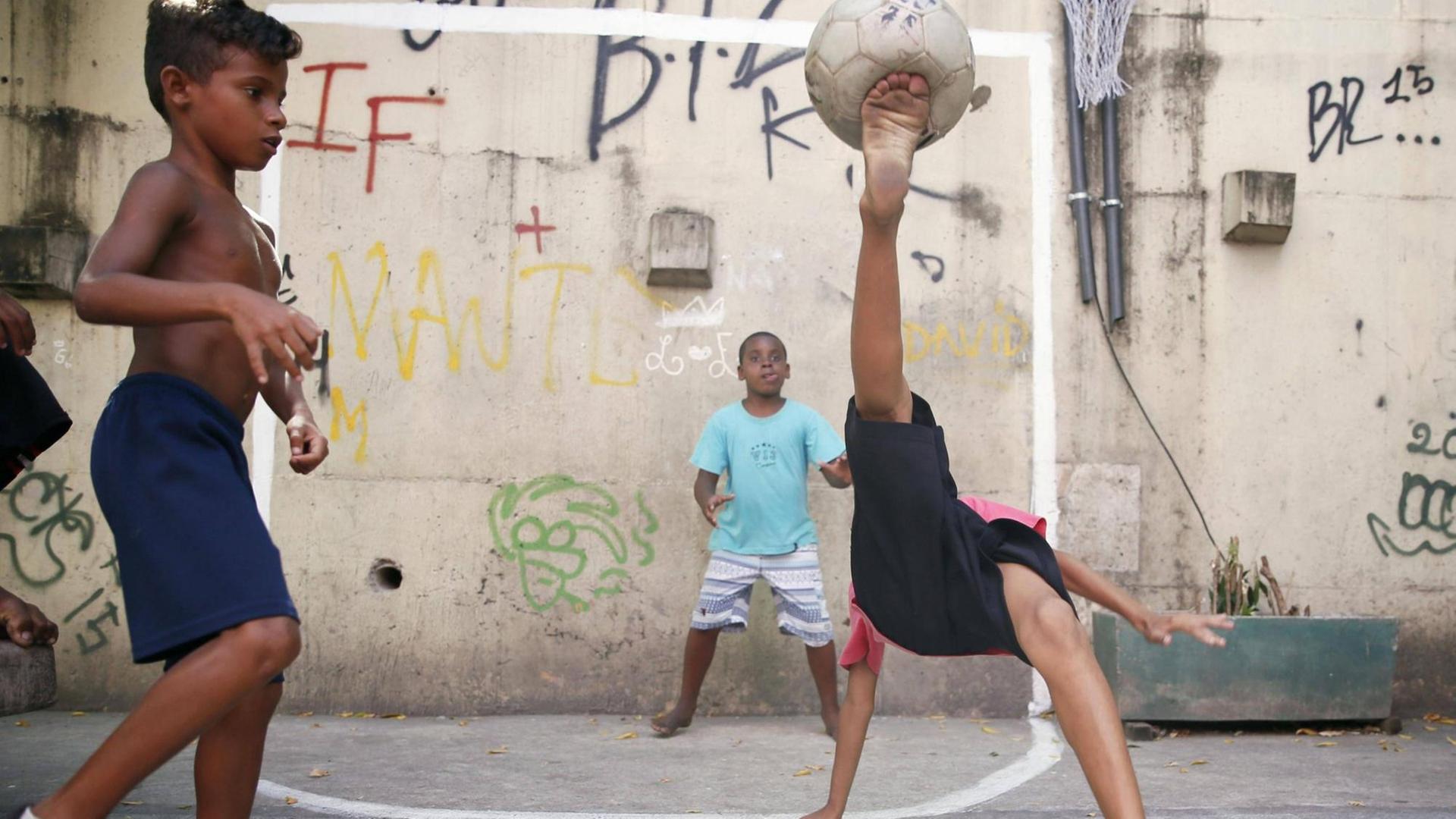 Kinder spielen in Rocinha, einer Favela von Rio de Janeiro, Fußball. Kinder spielen in Rocinha, einer Favela von Rio de Janeiro, Fußball.