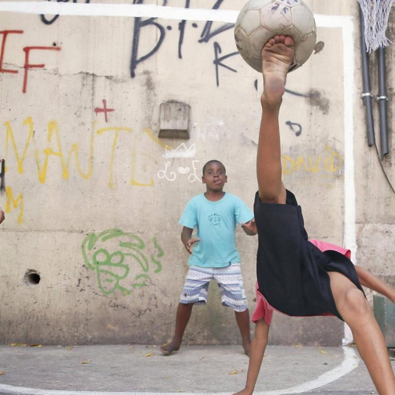Kinder spielen in Rocinha, einer Favela von Rio de Janeiro, Fußball. Kinder spielen in Rocinha, einer Favela von Rio de Janeiro, Fußball.