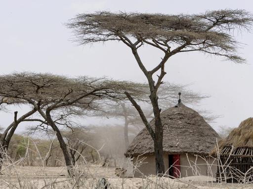 Windhose vor traditioneller Strohhütte in Äthiopien. (Symbolbild)
