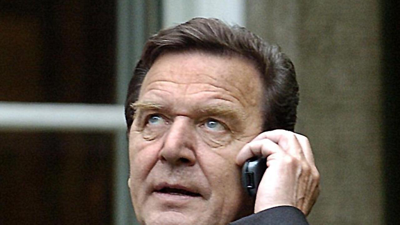 Gerhard Schröders Telefon soll seit 2002 überwacht worden sein. Gerhard Schröders Telefon soll seit 2002 überwacht worden sein.
