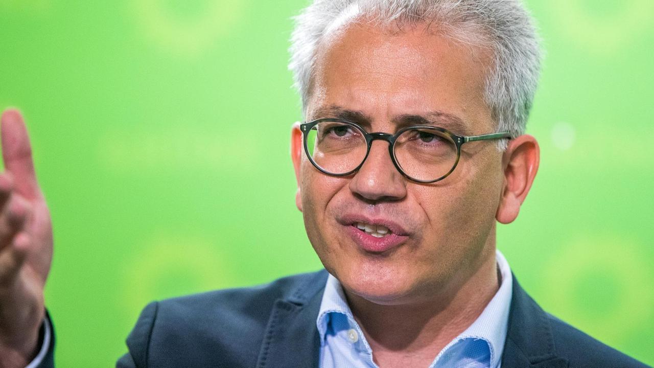 Tarek al Wazir, Grüne, hessischer Minister für Bauen, blickt steht am Rednerpult. Tarek al Wazir, Grüne, hessischer Minister für Bauen, blickt steht am Rednerpult.