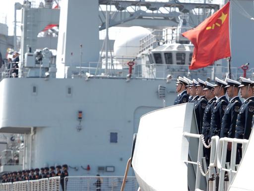 Die Crew eines chinesischen Kriegsschiffes verabschiedet sich vor dem Auslaufen aus dem Hafen in der chinesischen Stadt Zhoushan im April 2020.