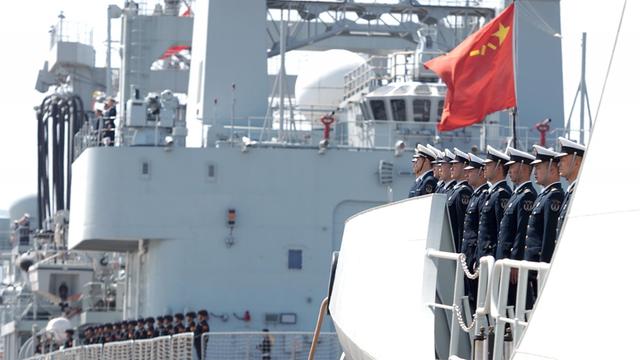 Die Crew eines chinesischen Kriegsschiffes verabschiedet sich vor dem Auslaufen aus dem Hafen in der chinesischen Stadt Zhoushan im April 2020.