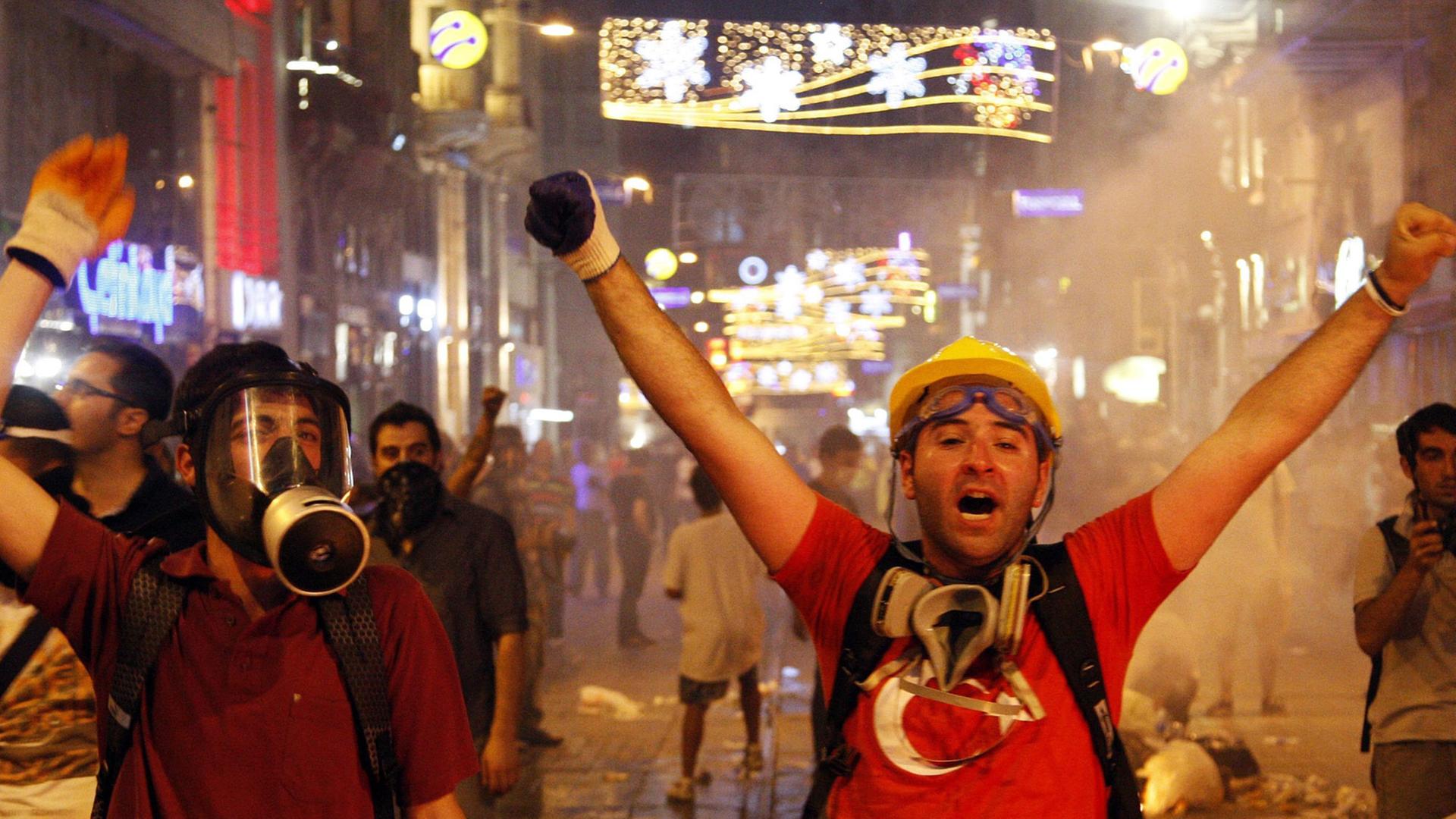 Demonstranten bei Protesten gegen die türkische Regierung auf dem Taksim-Platz in Istanbul, aufgenommen am 8.7.2013 Demonstranten bei Protesten gegen die türkische Regierung auf dem Taksim-Platz in Istanbul, aufgenommen am 8.7.2013