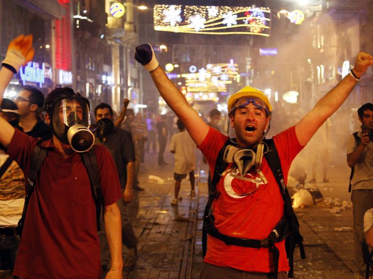 Demonstranten bei Protesten gegen die türkische Regierung auf dem Taksim-Platz in Istanbul, aufgenommen am 8.7.2013
