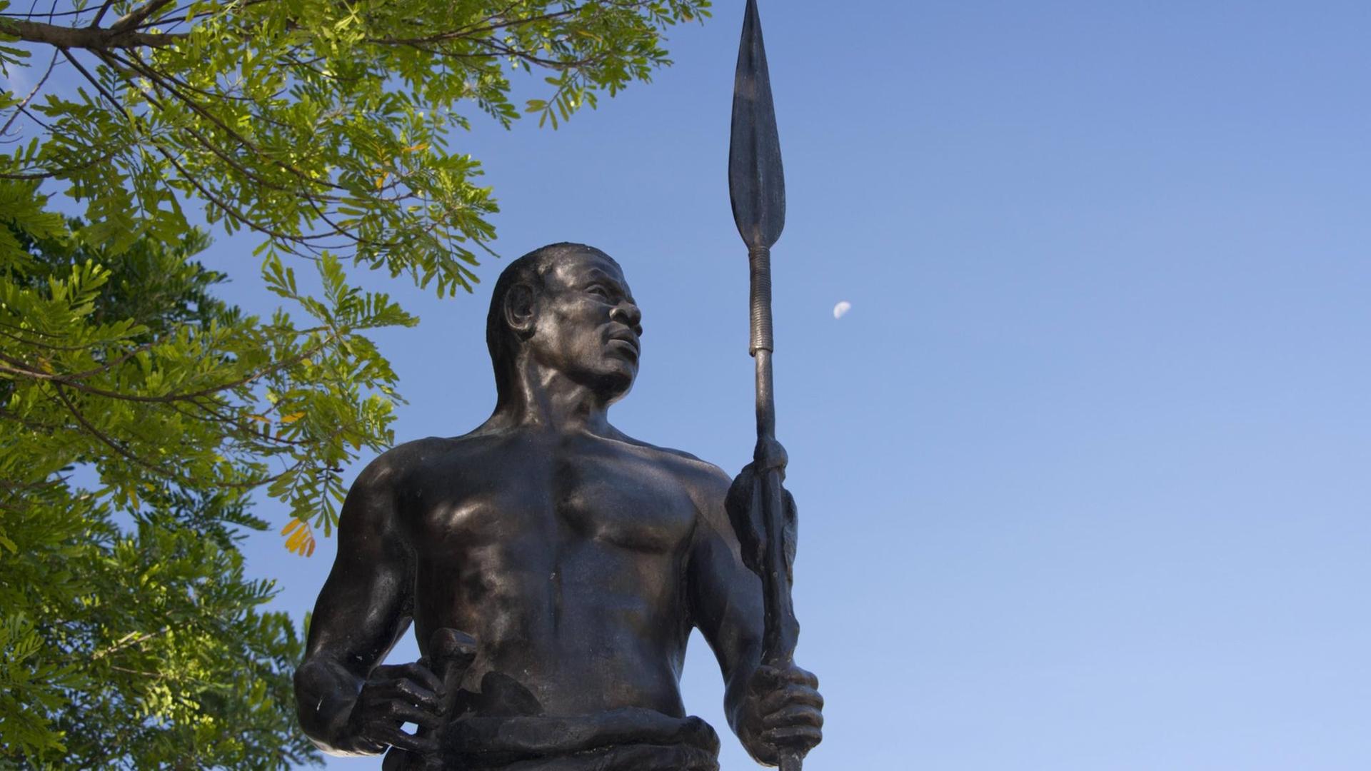 Eine Statues des schwarzen Widerstandskämpfers Zumbi dos Palmares steht in der brasilianischen Stadt Bahia
