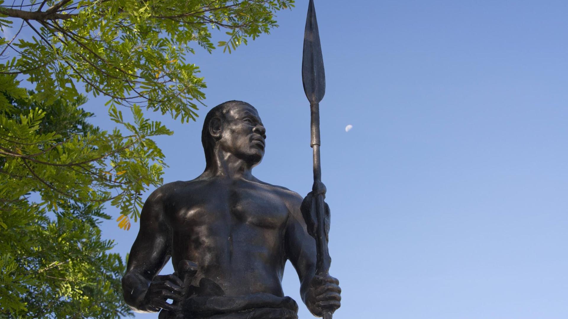 Eine Statues des schwarzen Widerstandskämpfers Zumbi dos Palmares steht in der brasilianischen Stadt Bahia Eine Statues des schwarzen Widerstandskämpfers Zumbi dos Palmares steht in der brasilianischen Stadt Bahia