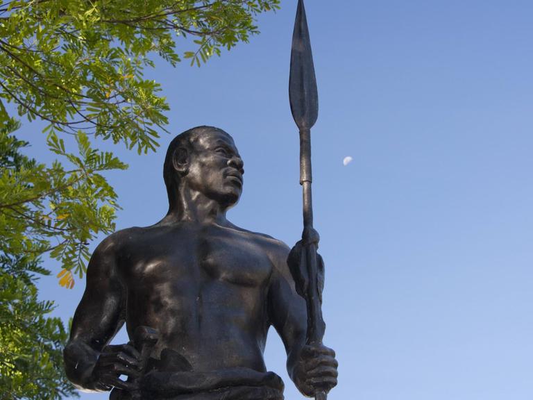 Eine Statues des schwarzen Widerstandskämpfers Zumbi dos Palmares steht in der brasilianischen Stadt Bahia
