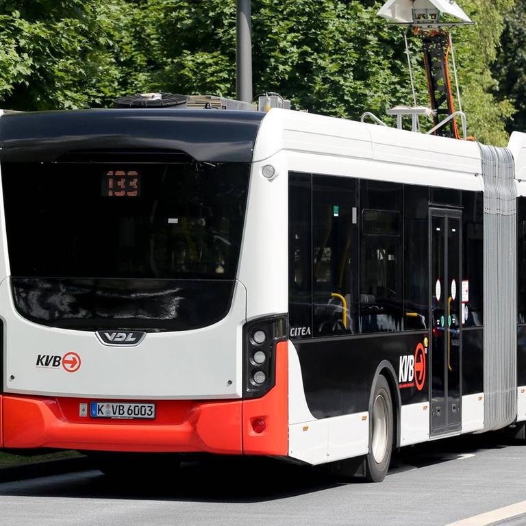 Ein Elektrobus der Kölner Verkehrsbetriebe AG (KVB) an einer Ladestation am Südfriedhof in Köln-Zollstock. Seit 2016 fahren auf der Linie 133 in Köln 8 Elektrobusse. 