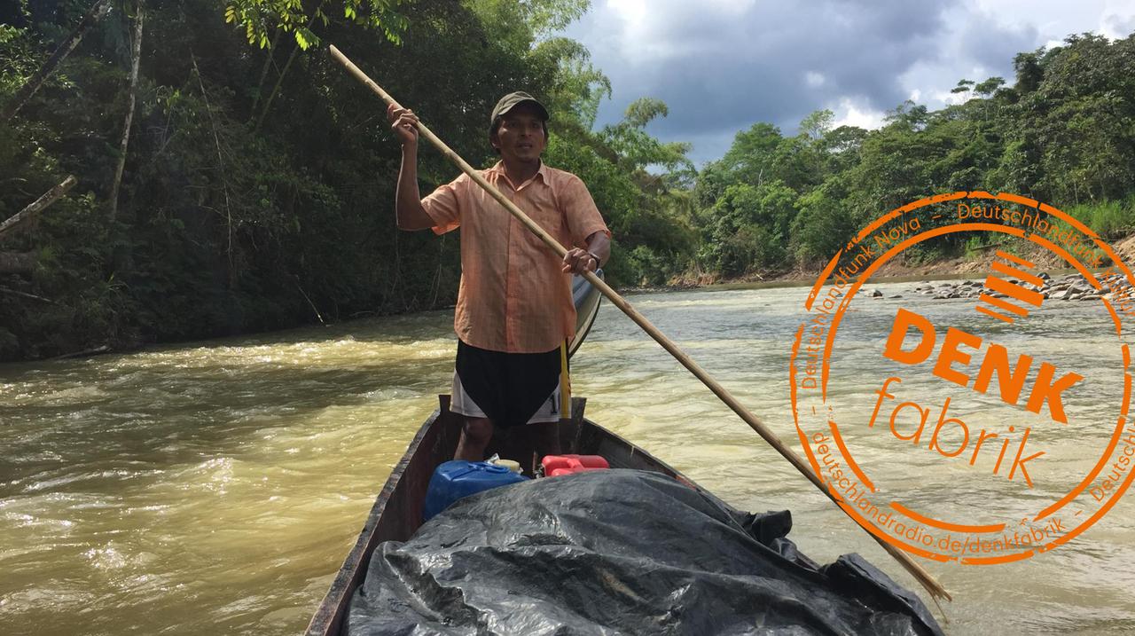 Der Fischer Galo navigiert sein Kanu auf dem Río Bobonaza im ecuadorianischen Amazonasgebiet.