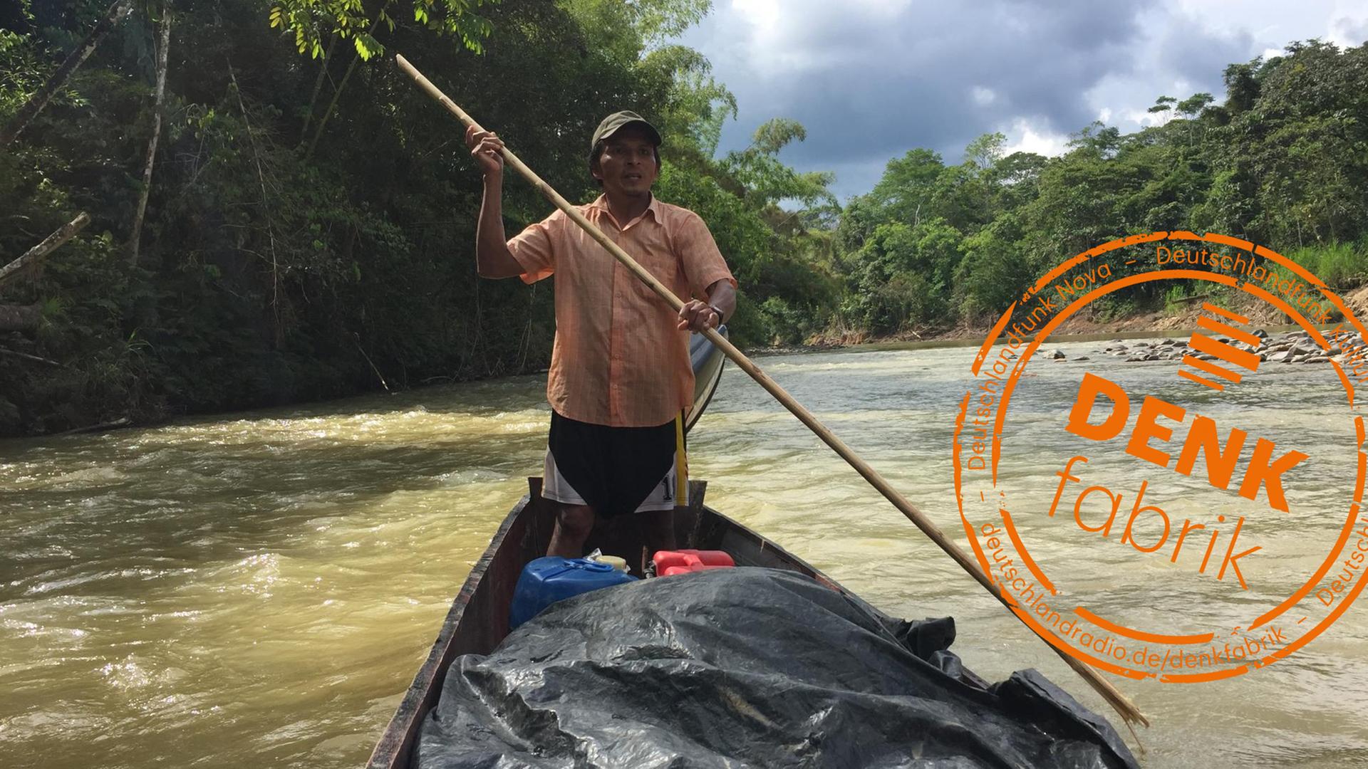 Der Fischer Galo navigiert sein Kanu auf dem Río Bobonaza im ecuadorianischen Amazonasgebiet. Der Fischer Galo navigiert sein Kanu auf dem Río Bobonaza im ecuadorianischen Amazonasgebiet.