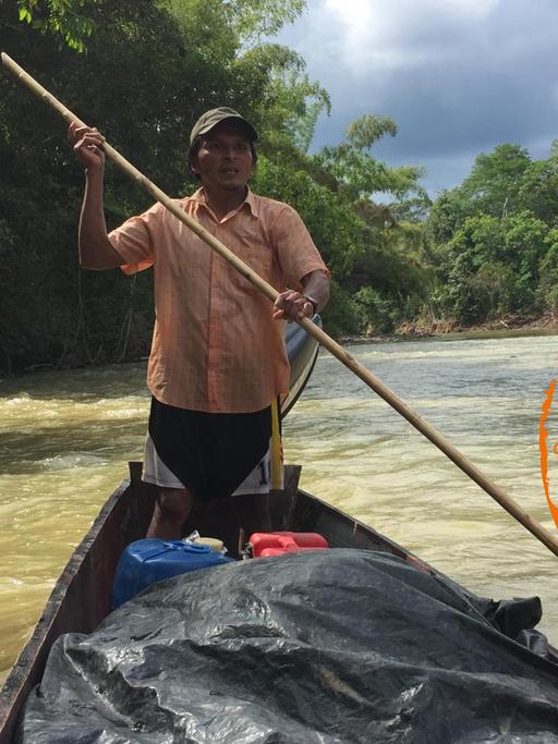 Der Fischer Galo navigiert sein Kanu auf dem Río Bobonaza im ecuadorianischen Amazonasgebiet.