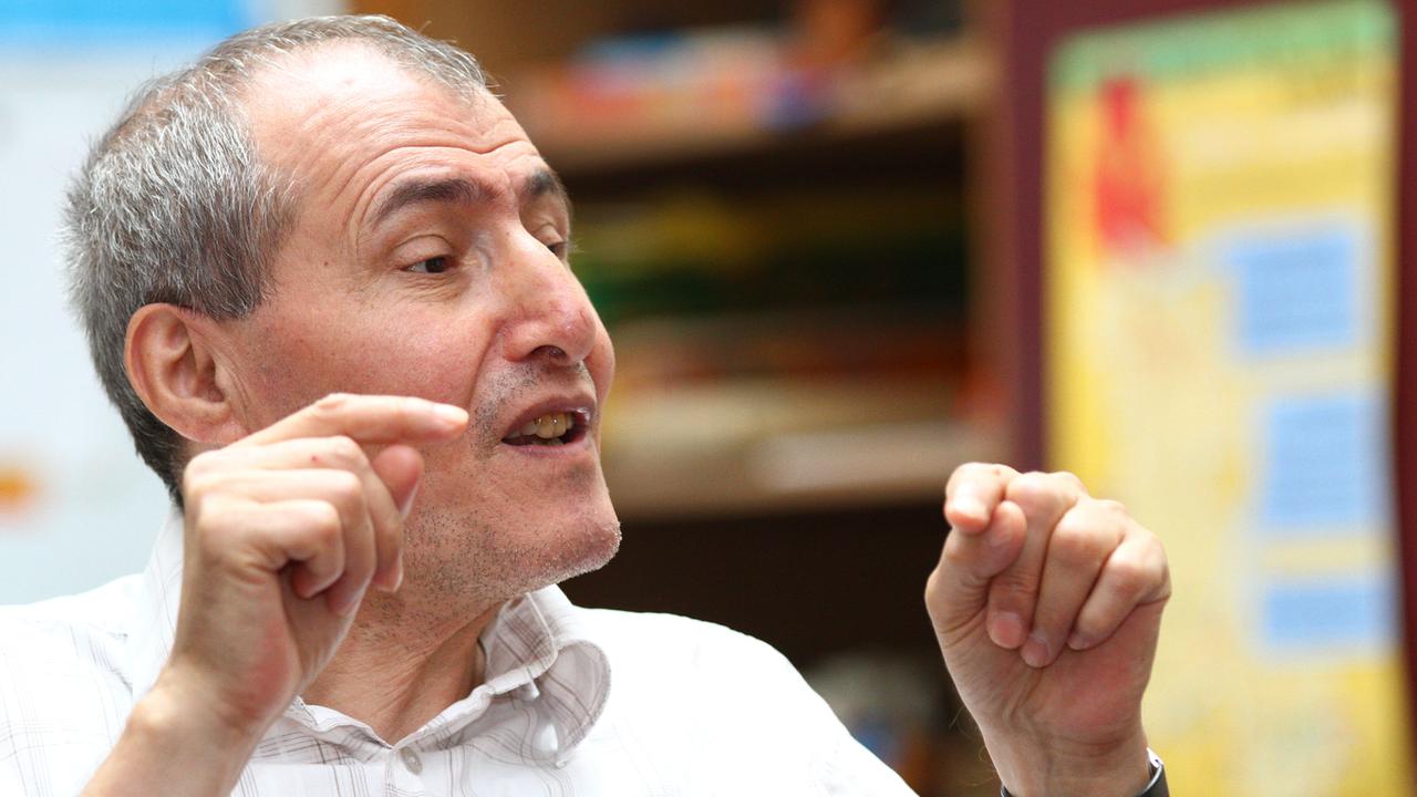 Der türkischstämmige Psychologe Kazim Erdogan im September 2012 in seinem Büro im Bezirksamt Neukölln in Berlin Der türkischstämmige Psychologe Kazim Erdogan im September 2012 in seinem Büro im Bezirksamt Neukölln in Berlin