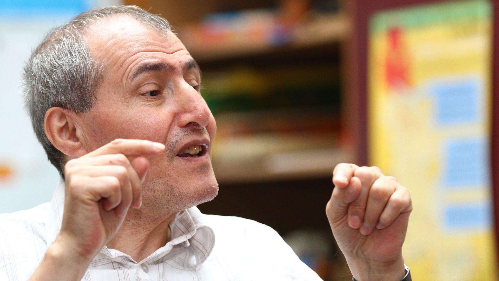 Der türkischstämmige Psychologe Kazim Erdogan im September 2012 in seinem Büro im Bezirksamt Neukölln in Berlin Der türkischstämmige Psychologe Kazim Erdogan im September 2012 in seinem Büro im Bezirksamt Neukölln in Berlin