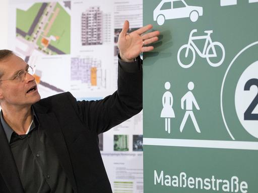 Michael Müller (SPD) - hier noch in seiner Rolle als Berliner Stadtentwicklungssenator, heute Bürgermeister - bei der Präsentation einer sogenannten "Berliner Begegnungszone", Teil der Fußverkehrsstrategie der Hauptstadt (2014).