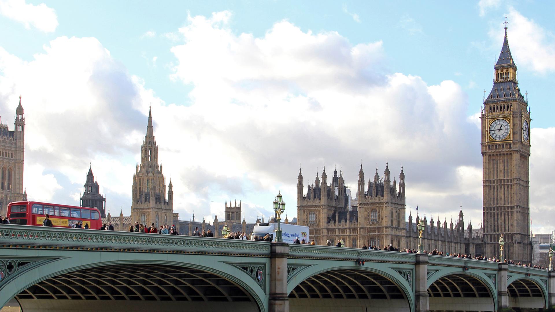 London Bridge, dahinter der Palace of Westminster mit Big Ben. London Bridge, dahinter der Palace of Westminster mit Big Ben.