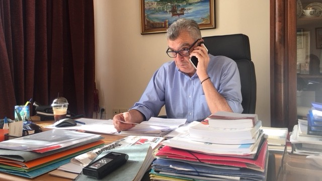 Sypros Galinos, der Bürgermeister der Inselhauptstadt Mytilini, fordert von der griechischen Regierung schon seit langem, dass Lesbos entlastet wird Sypros Galinos, der Bürgermeister der Inselhauptstadt Mytilini, fordert von der griechischen Regierung schon seit langem, dass Lesbos entlastet wird
