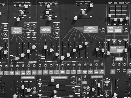 Der Synthesizer Arp 2600 aus den 70ern liefert zusammen mit digitaler Bearbeitung die sprachliche Gestik des Roboters R2D2. Der Synthesizer Arp 2600 aus den 70ern liefert zusammen mit digitaler Bearbeitung die sprachliche Gestik des Roboters R2D2.