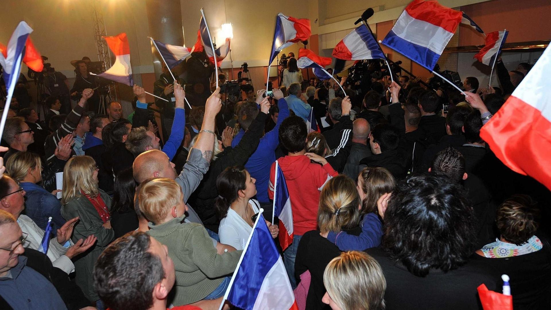Anhänger von Marine Le Pen in der Front-National-Hochburg Henín-Beaumont Anhänger von Marine Le Pen in der Front-National-Hochburg Henín-Beaumont