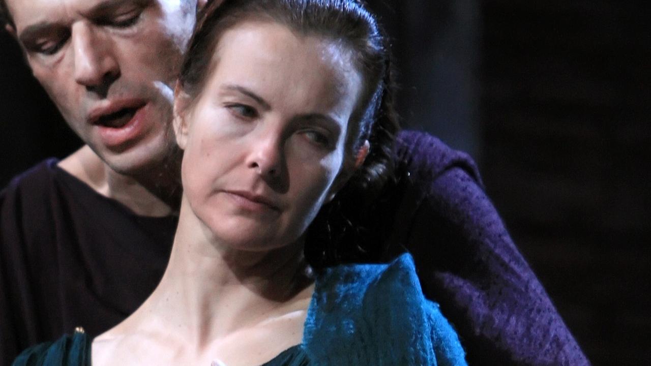 Die französischen Schauspieler Carole Bouquet und Lambert Wilson als Berenice und Titus in einer Szene des Stücks "Berenice" von Jean Racine, Januar 2008 am Nord theatre in Paris Die französischen Schauspieler Carole Bouquet und Lambert Wilson als Berenice und Titus in einer Szene des Stücks "Berenice" von Jean Racine, Januar 2008 am Nord theatre in Paris