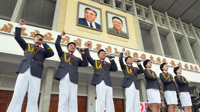 Nordkoreanische Militärkräfte geben anlässlich des 85. Jahrestags der Armeegründung ein Konzert in Pjöngjang