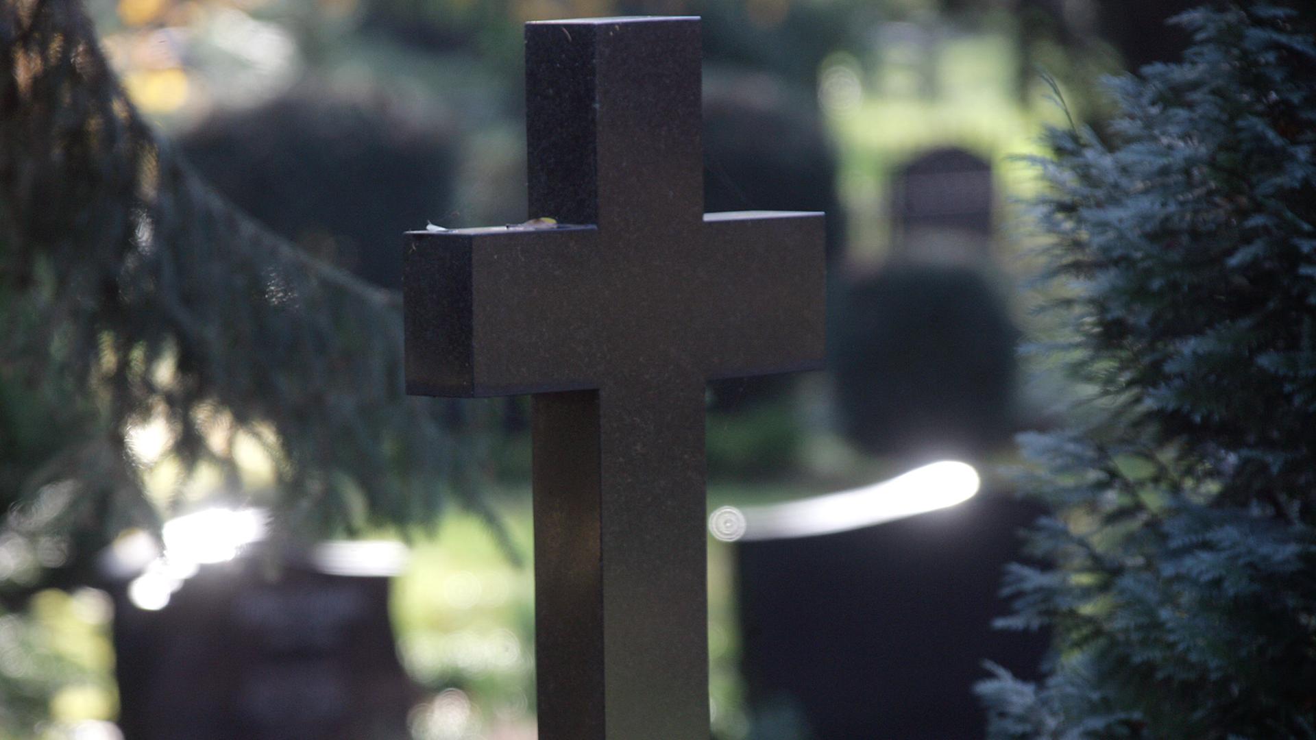 Grabsteine auf dem Alten Friedhof von Schwerin, aufgenommen am Donnerstag (16.11.2006). Am Sonntag (19.11.2006) wird in Deutschland der Volkstrauertag begangen. Traditionell wird an diesem Tag zwei Wochen vor dem ersten Advent der Toten beider Weltkriege und der Nazi-Opfer gedacht. Grabsteine auf dem Alten Friedhof von Schwerin, aufgenommen am Donnerstag (16.11.2006). Am Sonntag (19.11.2006) wird in Deutschland der Volkstrauertag begangen. Traditionell wird an diesem Tag zwei Wochen vor dem ersten Advent der Toten beider Weltkriege und der Nazi-Opfer gedacht.
