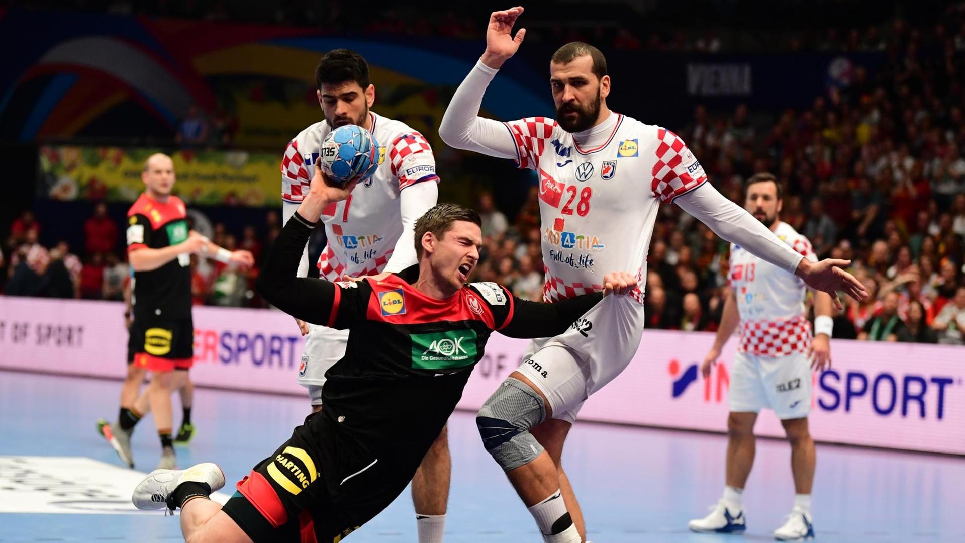 Der deutsche Handballer Hendrik Pekeler in Aktion gegen den Kroaten Zeljko Musa Der deutsche Handballer Hendrik Pekeler in Aktion gegen den Kroaten Zeljko Musa
