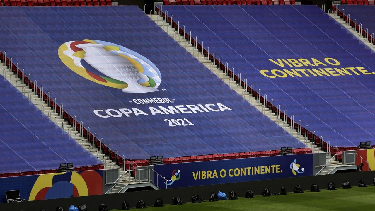 Ein Banner mit dem Logo der Copa America über den Zuschauerrängen im Stadion in Brasilia, Brasilien. Ein Banner mit dem Logo der Copa America über den Zuschauerrängen im Stadion in Brasilia, Brasilien.