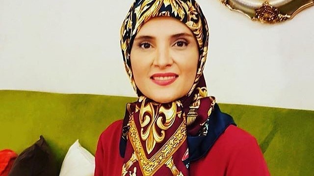 Hengameh Schahidi lächet in die Kamera Hengameh Schahidi lächet in die Kamera
