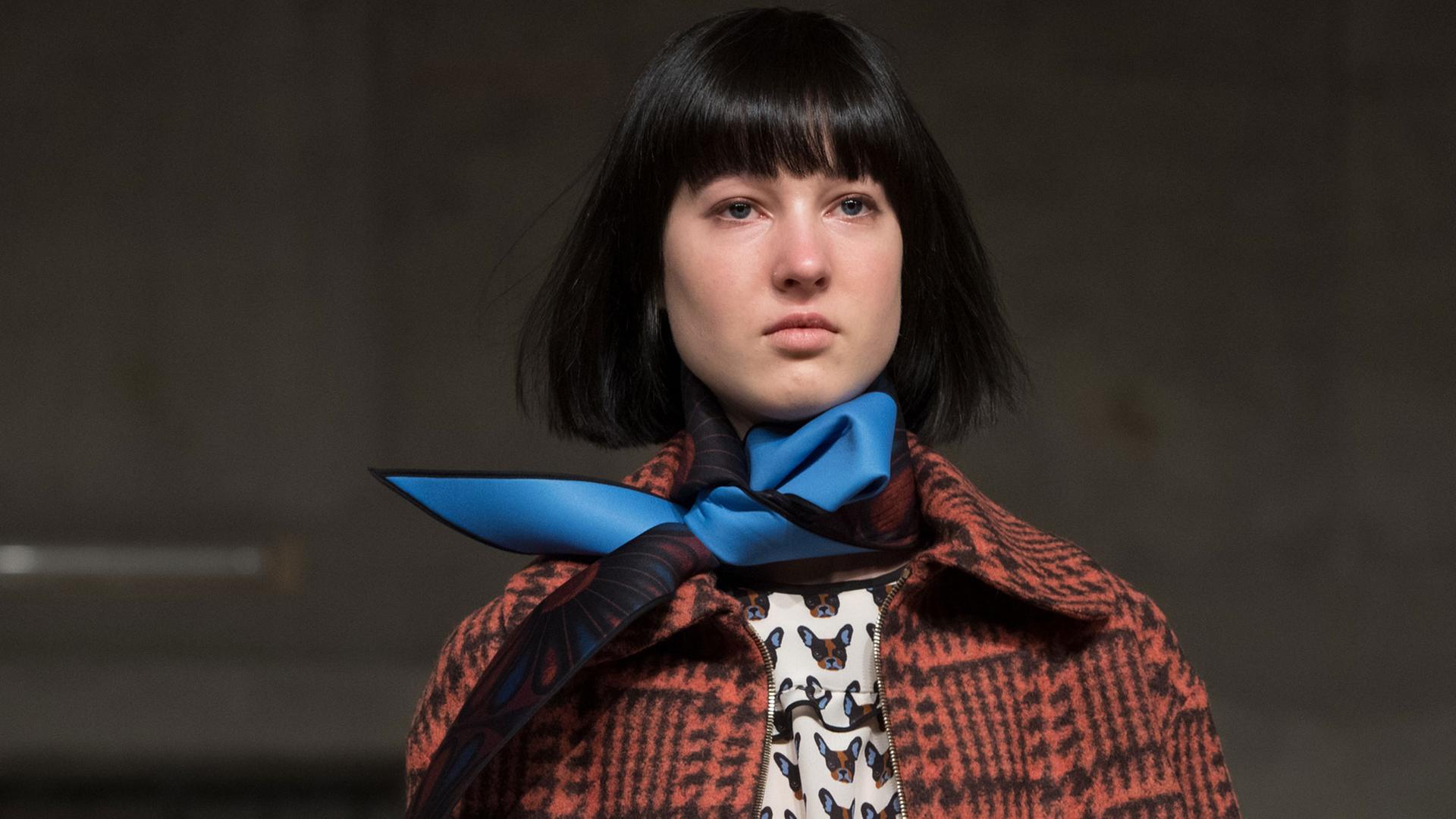 Ein Model präsentiert am 17.01.2017 im Humboldt-Forum in Berlin eine Kreation des Labels Odeeh. Foto: Soeren Stache/dpa Ein Model präsentiert am 17.01.2017 im Humboldt-Forum in Berlin eine Kreation des Labels Odeeh. Foto: Soeren Stache/dpa
