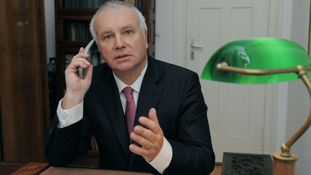 Der Historiker Alexander Rahr in seinem Arbeitszimmer Der Historiker Alexander Rahr in seinem Arbeitszimmer