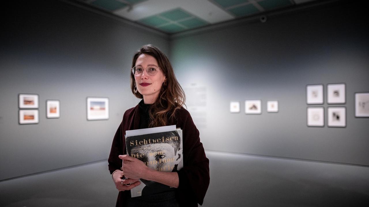 Die Kuratorin Linda Conze steht in der Ausstellung "Sichtweisen" im Düsseldorfer Kunstpalast.

