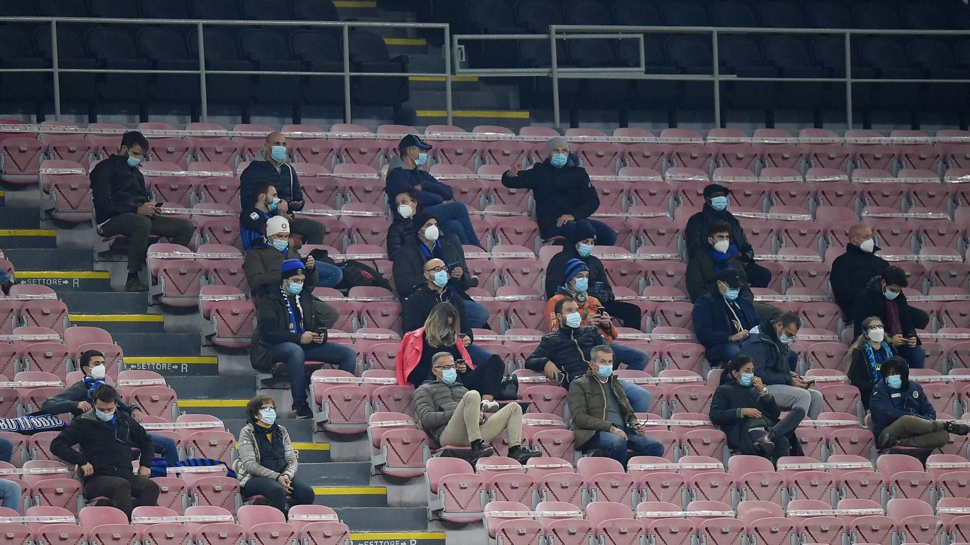 Einige wenige Zuschauer im San Siro Stadion in Mailand beim Spiel gegen Mönchengladbach im Oktober 2020 mit Abstand und Mund-Nasenschutz.