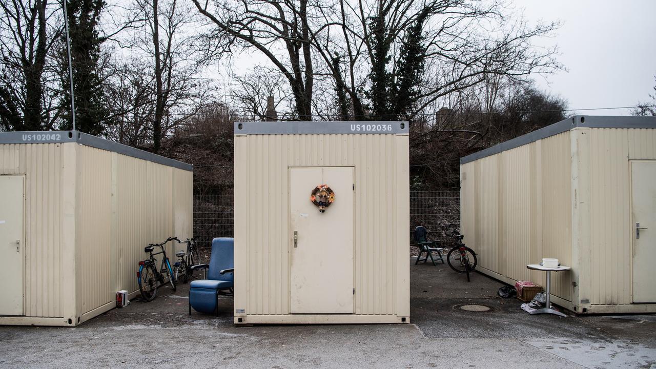 Ein Wohncontainer ist mit einem Kranz geschmückt. Die Stadt Mainz hat über den Winter Wohncontainer für Obdachlose am Fort Hauptstein in der Nähe des Hauptbahnhofs aufgestellt. Die Evangelische Wohnungslosenhilfe Mainz betreut das Angebot. Ein Wohncontainer ist mit einem Kranz geschmückt. Die Stadt Mainz hat über den Winter Wohncontainer für Obdachlose am Fort Hauptstein in der Nähe des Hauptbahnhofs aufgestellt. Die Evangelische Wohnungslosenhilfe Mainz betreut das Angebot.