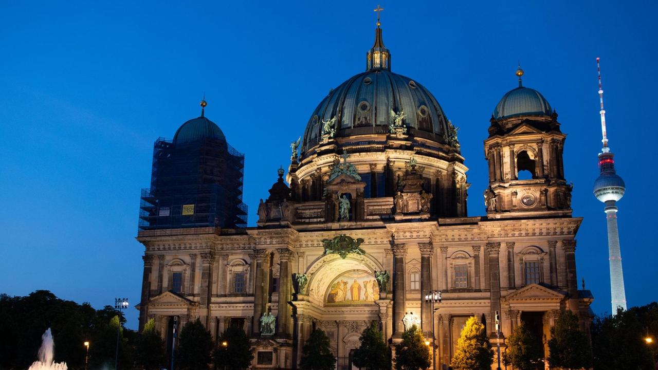 07.08.2018, Berlin: Der Berliner Dom und der Fernsehturm in der blauen Stunde. 07.08.2018, Berlin: Der Berliner Dom und der Fernsehturm in der blauen Stunde.