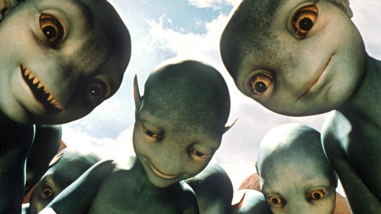 Feindlich gesinnte Aliens beäugen im neuen Kinofilm "Galaxy Quest - Planlos durchs Weltall" (Szenenfoto) auf einem real existierenden fernen Planeten ihre Besucher - die gestrandeten Darsteller der abgesetzten Science-Fiction- Fernsehserie "Galaxy Quest", frisch eingeflogen von der Erde. Die Besatzung des Papp-Sternenkreuzers "NSEA Protector" ist von anderen Außerirdischen, den Thermianern vom Planeten Klatu Nebel, angeheuert worden, ihnen im Kampf gegen den Weltraumdämonen Sarris zu helfen. Doch die Thermianer ahnen nicht, dass es sich bei den angeblichen "Helden des Alls" nur um Menschen aus Fleisch und Blut handelt, die lediglich aus Eitelkeit und Neugier an dem vermeintlichen "Abenteuer" teilnehmen. Doch nun gibt es kein Zurück mehr - prekäre Situationen sind vorprogrammiert... Starttermin der skurrilen Science-Fiction- Komödie von Regisseur Dean Parisot ist der 13.4.2000. | Verwendung weltweit Feindlich gesinnte Aliens beäugen im neuen Kinofilm "Galaxy Quest - Planlos durchs Weltall" (Szenenfoto) auf einem real existierenden fernen Planeten ihre Besucher - die gestrandeten Darsteller der abgesetzten Science-Fiction- Fernsehserie "Galaxy Quest", frisch eingeflogen von der Erde. Die Besatzung des Papp-Sternenkreuzers "NSEA Protector" ist von anderen Außerirdischen, den Thermianern vom Planeten Klatu Nebel, angeheuert worden, ihnen im Kampf gegen den Weltraumdämonen Sarris zu helfen. Doch die Thermianer ahnen nicht, dass es sich bei den angeblichen "Helden des Alls" nur um Menschen aus Fleisch und Blut handelt, die lediglich aus Eitelkeit und Neugier an dem vermeintlichen "Abenteuer" teilnehmen. Doch nun gibt es kein Zurück mehr - prekäre Situationen sind vorprogrammiert... Starttermin der skurrilen Science-Fiction- Komödie von Regisseur Dean Parisot ist der 13.4.2000. | Verwendung weltweit