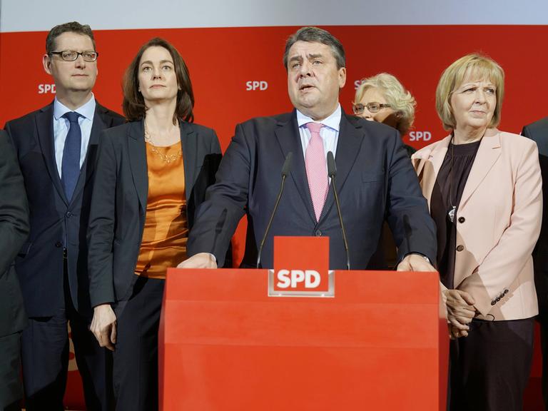SPD-Chef Sigmar Gabriel und andere führende Politiker der Partei