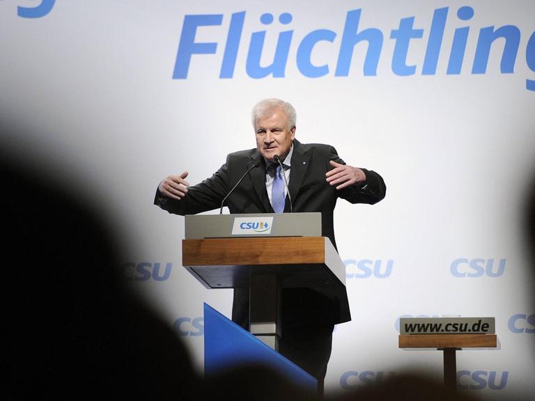 Horst Seehofer gestikuliert am Rednerpult.