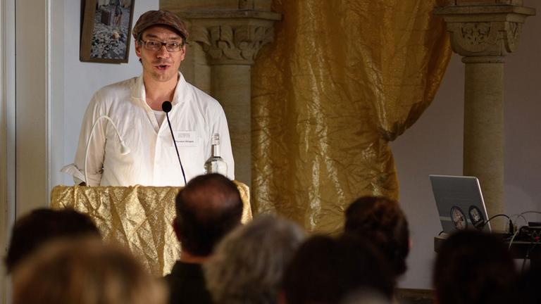 Thorsten Dönges bei der Einführung zum Queer East Festival im Literarischen Colloquium Berlin. Er ist einer der Organisatoren des Festivals. Thorsten Dönges bei der Einführung zum Queer East Festival im Literarischen Colloquium Berlin. Er ist einer der Organisatoren des Festivals.
