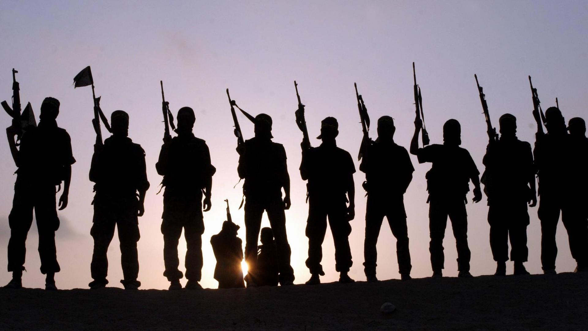 Vermutlich eine Gruppe von IS-Kämpfern im Nahen Osten Vermutlich eine Gruppe von IS-Kämpfern im Nahen Osten
