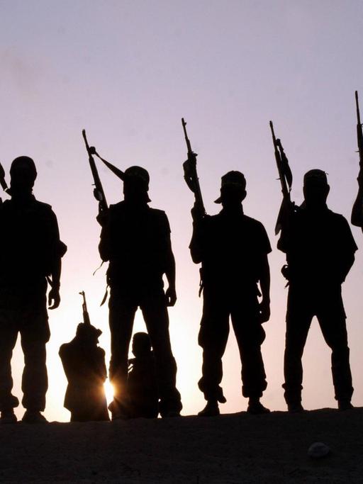 Vermutlich eine Gruppe bewaffneter IS-Kämpfer im Nahen Osten
