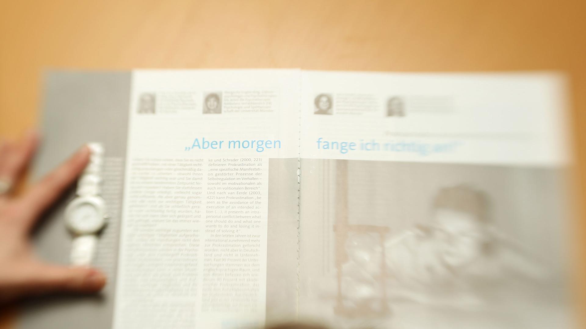 Eine Frau sitzt in Münster vor einem Buch. Daneben eine Uhr. Die Prokrastinationsambulanz der Westfälischen Wilhelms-Universität bietet Diagnostik, Beratung und Therapie bei Prokrastination (Aufschiebeverhalten). Eine Frau sitzt in Münster vor einem Buch. Daneben eine Uhr. Die Prokrastinationsambulanz der Westfälischen Wilhelms-Universität bietet Diagnostik, Beratung und Therapie bei Prokrastination (Aufschiebeverhalten).