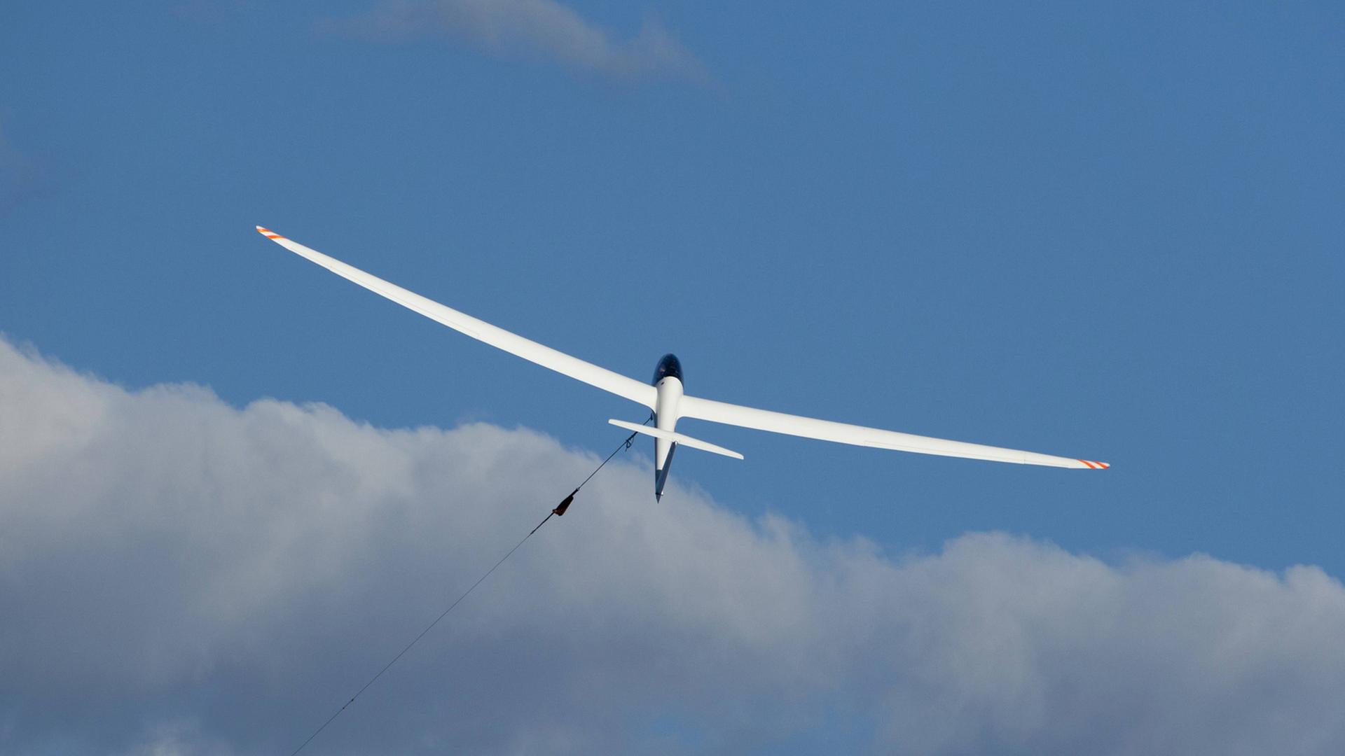 Ein Segelflieger nach dem Start Ein Segelflieger nach dem Start