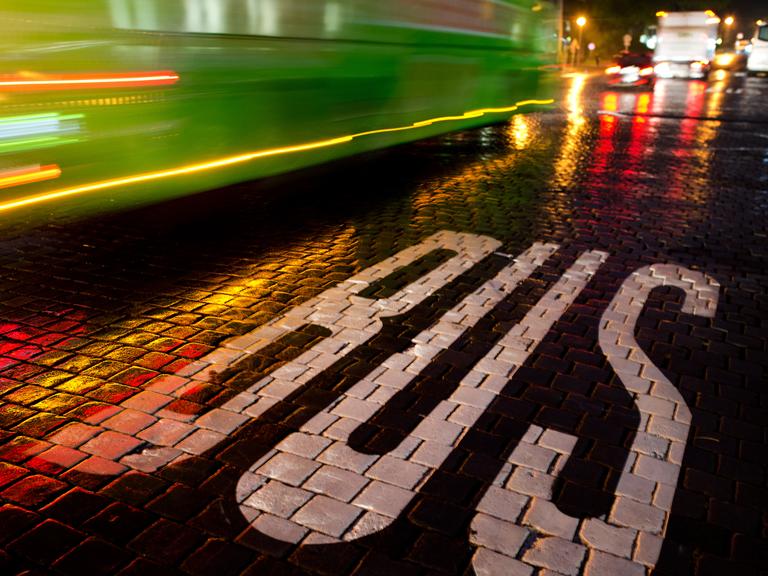 Ein Fernbus fährt am 06.11.2014 an einer Bushaltestelle vor dem Hauptbahnhof in Dresden (Sachsen) vorbei.