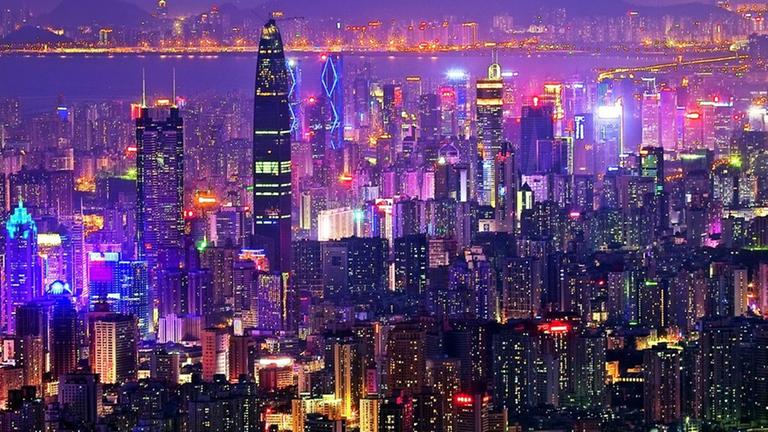 Shenzhen bei Nacht: Das neue China glänzt in den unterschiedlichsten Farben