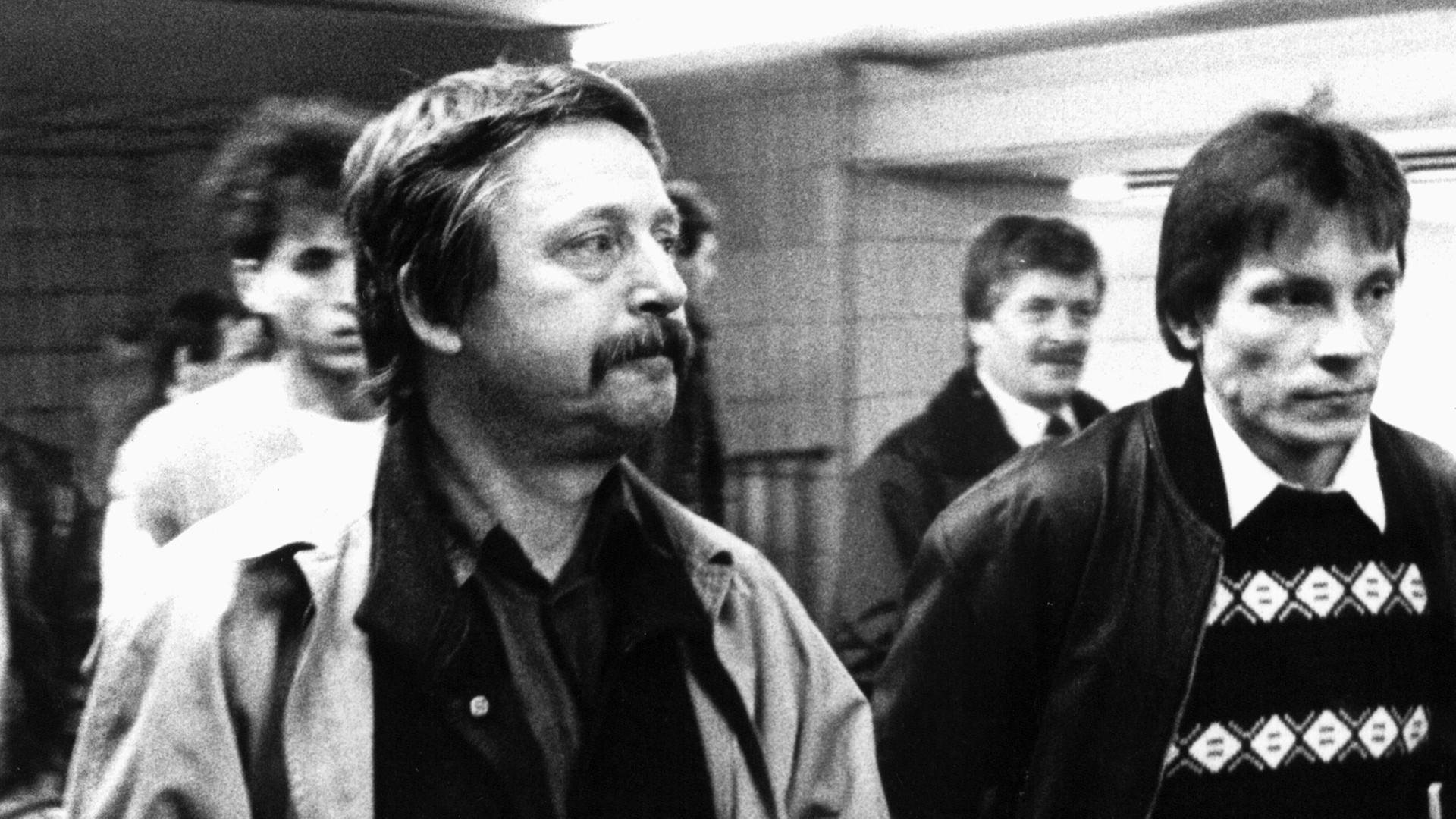 Zu sehen sind Wolf Biermann (l.) und Ralf Hirsch (r.) am Grenzbahnhof Friedrichstraße in Berlin. Ihnen wird die Einreise nach Ostberlin verweigert. Zu sehen sind Wolf Biermann (l.) und Ralf Hirsch (r.) am Grenzbahnhof Friedrichstraße in Berlin. Ihnen wird die Einreise nach Ostberlin verweigert.